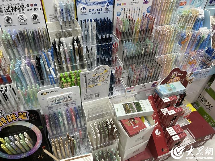 开学季德州文具店、箱包店销量上涨有箱包店一天卖出200余只行李箱_大众网(图1)