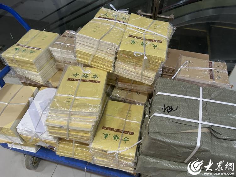 开学季德州文具店、箱包店销量上涨有箱包店一天卖出200余只行李箱_大众网(图2)
