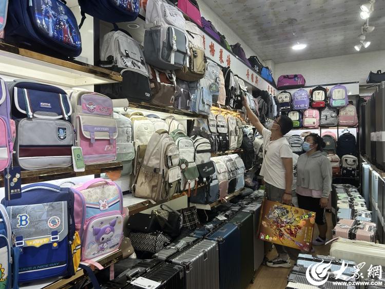 开学季德州文具店、箱包店销量上涨有箱包店一天卖出200余只行李箱_大众网(图3)