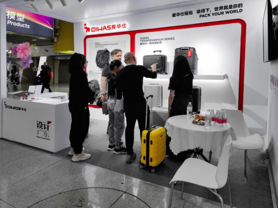 广交会和深圳礼品展双赢收官 爱华仕箱包大放异彩(图2)