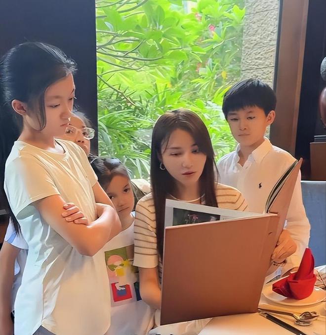 河南39岁女子连生6娃每个娃配一个保姆家教丈夫身份却不一般(图12)