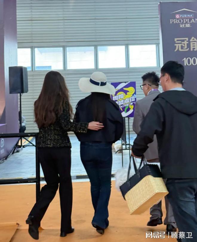 霍思燕参加青岛宠物展！包包里装狗狗身材发福却依旧美的惊艳(图6)