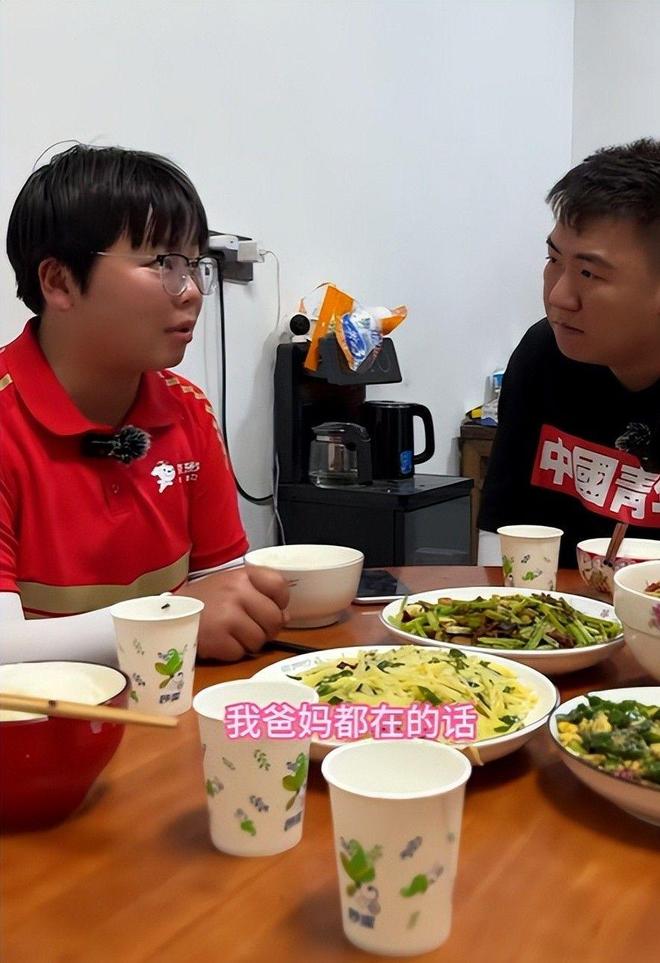 江苏05年女生跑外卖独自养活3个弟妹！京东的一个举动让人泪目(图12)