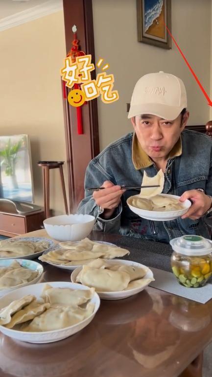 53岁刘钧晒独居生活住别墅和馅包饺子任由猫上桌吃饭(图8)