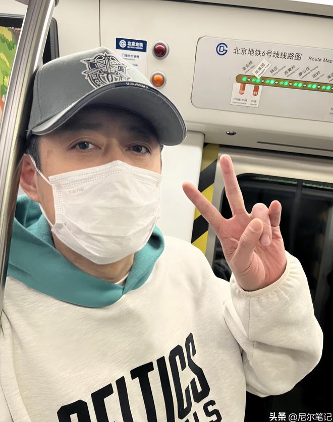 53岁刘钧晒独居生活住别墅和馅包饺子任由猫上桌吃饭(图13)